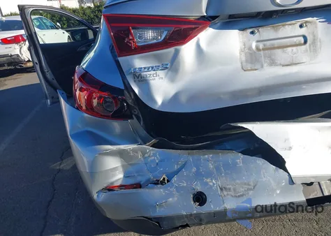 2018 Mazda Mazda3 Touring из США, поврежденный, VIN 3MZBN1V39JM198866